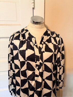 fun 2 fun Black & Cream Geometric Button-Front Blouse